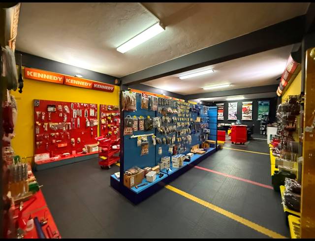 590M² WAREHOUSE TO LET IN SPARTAN